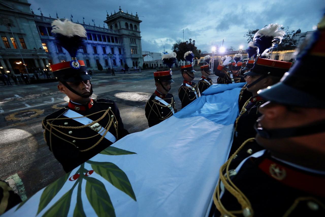 sigue-sin-aparecer-la-bandera-de-la-plaza-de-la-constitucion-y-gobierno-no-aclara-si-denuncio-robo