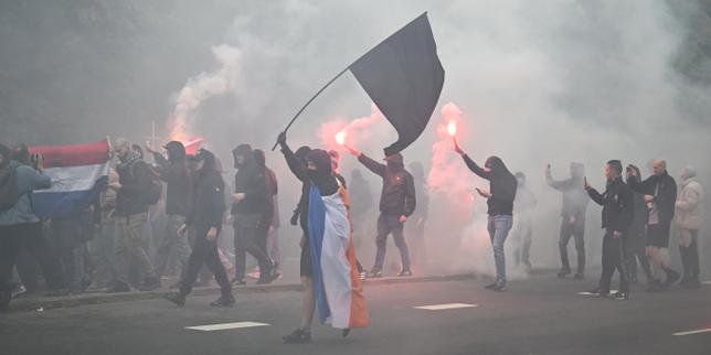 a-la haye,-des-saluts-hitleriens-et-des-slogans-antisemites-lors-d’une-marche-d’extreme-droite-interdite