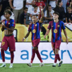 raphinha-firma-un-triplete-y-el-barcelona-mantiene-el-liderato-en-laliga-ante-el-sevilla