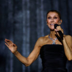 celine-dion-sobe-em-carro-descalca-e-canta-com-fas-depois-de-show-em-paris