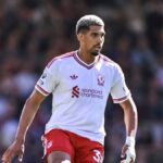 ronald-araujo-volvio-a-ser-clave-en-el-triunfo-de-visita-de-liverpool-con-su-solidez-defensiva,-numeros-muy-buenos-y-elogios-de-la-prensa-inglesa