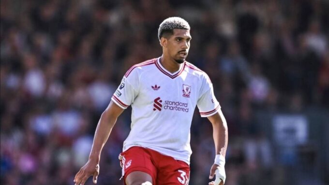 ronald-araujo-volvio-a-ser-clave-en-el-triunfo-de-visita-de-liverpool-con-su-solidez-defensiva,-numeros-muy-buenos-y-elogios-de-la-prensa-inglesa