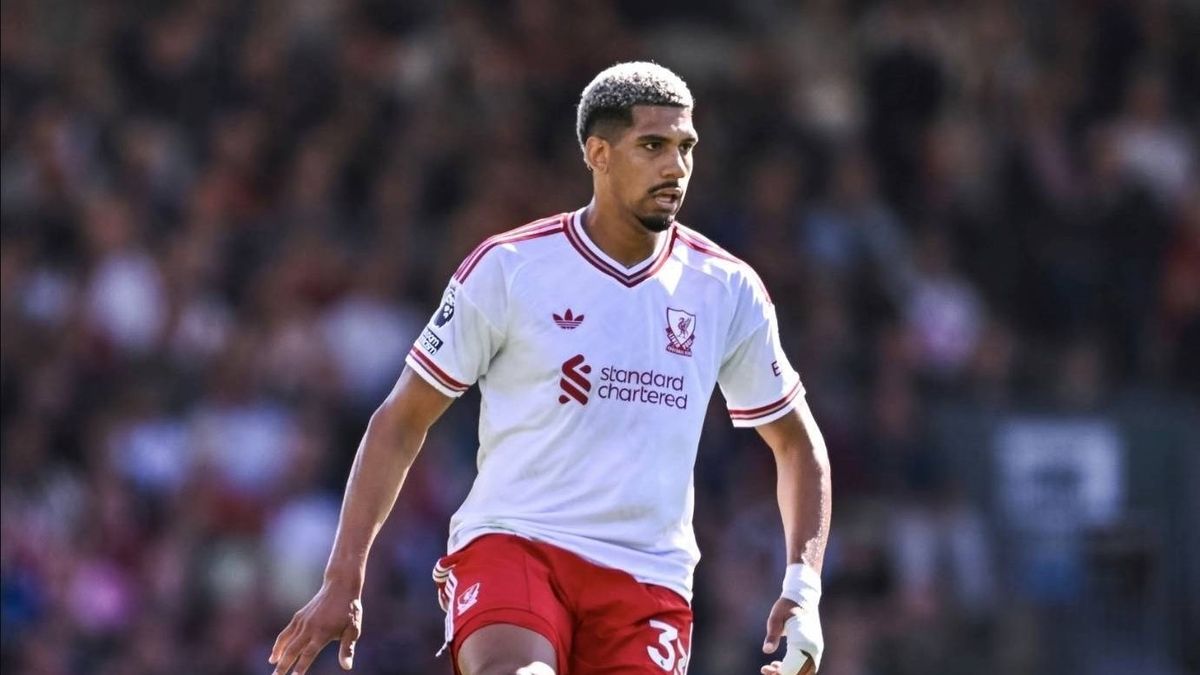 ronald-araujo-volvio-a-ser-clave-en-el-triunfo-de-visita-de-liverpool-con-su-solidez-defensiva,-numeros-muy-buenos-y-elogios-de-la-prensa-inglesa