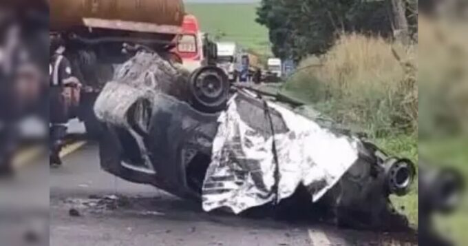 colisao-na-pr-317-termina-com-tres-mortes-apos-um-dos-automoveis-pegar-fogo-no-pr