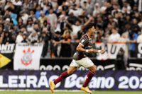 fluminense-impoe-sexta-derrota-consecutiva-ao-corinthians-no-brasileiro