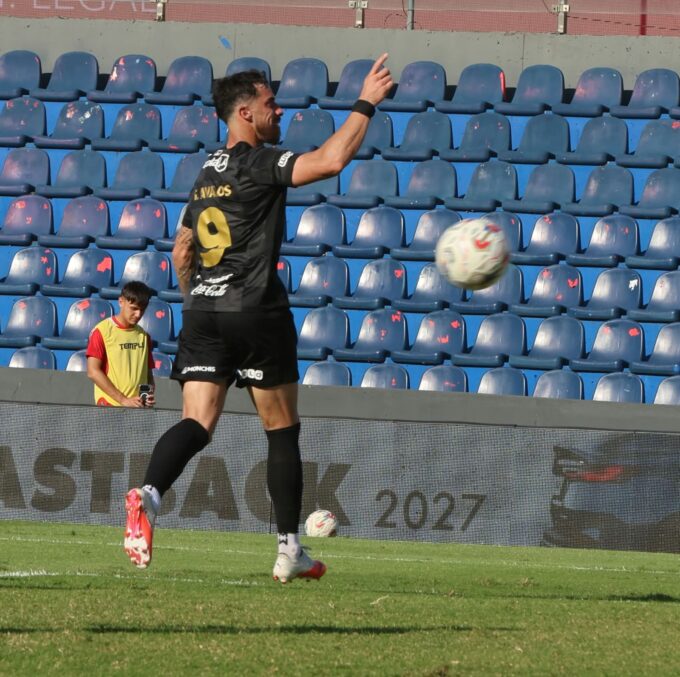 olimpia-goleo-y-ya-suena-con-aduenarse-de-la-punta-en-el-clasico-blanco-y-negro