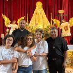 angelica-maria-y-angelica-vale-admiran-la-imagen-de-cristo-rey-en-la-parroquia-de-nuestra-senora-de-candelaria