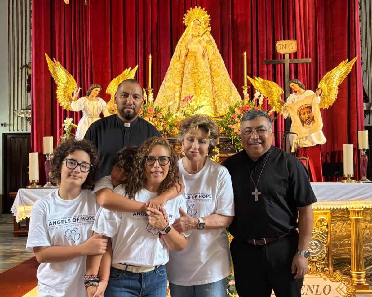 angelica-maria-y-angelica-vale-admiran-la-imagen-de-cristo-rey-en-la-parroquia-de-nuestra-senora-de-candelaria