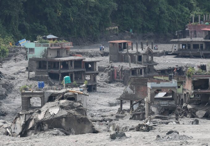 a-25-dias-de-la-riada-del-himalaya,-nepal-suma-1451-fallecidos-y-5.800-desaparecidos