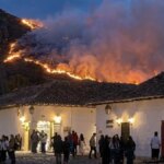grave-incendio-en-el-cerro-de-san-marcos-en-villa-de-leyva:-black-hawk-de-la-fuerza-aerea-colombiana-ha-descargado-14.000-galones-de-agua