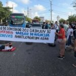 padres-de-familia-de-cuatro-colegios-bloquean-la-calle-30-y-trancan-la-via-al-aeropuerto-en-barranquilla-por-un-puente-peatonal-en-ruinas