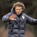la-seleccion-uruguaya-de-diego-forlan-enfrenta-su-primer-gran-obstaculo-en-japon:-el-tifon-dujuan-complica-con-los-vuelos-cancelados-de-varios-futbolistas