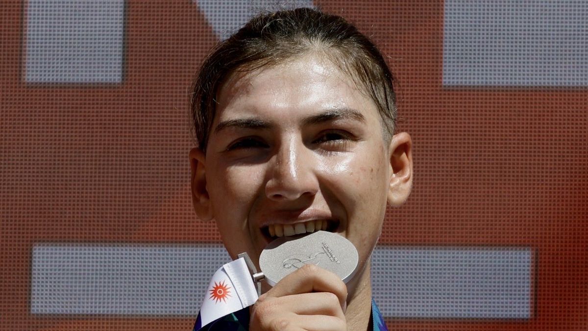 se-disfrazaba-de-hombre-para-poder-entrenar,-escapo-de-los-talibanes-y-gano-medalla-en-los-juegos-asiaticos:-la-historia-de-la-ciclista-afgana-fariba-hashimi