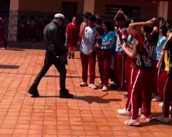 (video)-¡musicos-de-“qmbia-juan”-sorprendieron-con-un-concierto-gratirola-en-su-ex-cole!