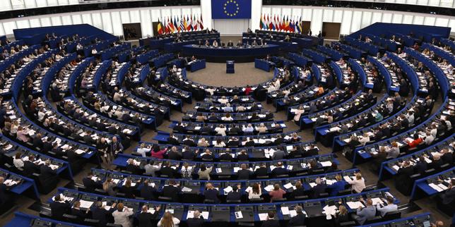 alicher ousmanov-et-mikhail fridman,-deux-oligarques-russes-reputes-proches-de-vladimir-poutine,-echappent-aux-sanctions-europeennes,-provoquant-la-frustration-au-sein-de-l’ue