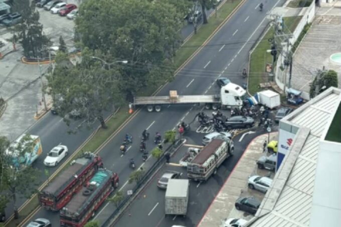 cabezal-detiene-el-transito-hacia-la-capital-en-el-bulevar-los-proceres,-zona-10