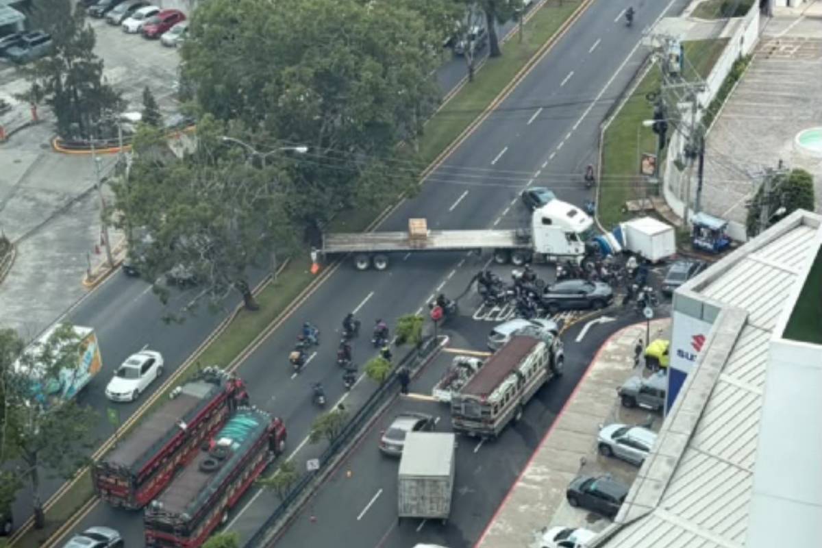 cabezal-detiene-el-transito-hacia-la-capital-en-el-bulevar-los-proceres,-zona-10