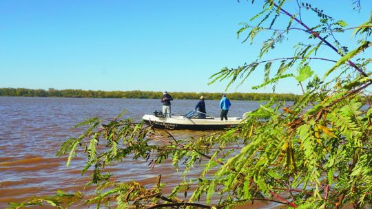 vuelve-la-pesca-al-rio-parana:-levantaron-la-veda-extraordinaria-entre-la-confluencia-y-los-cables
