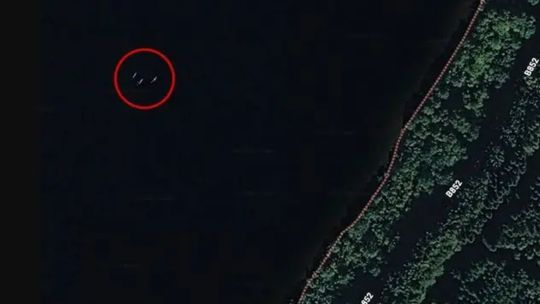 google-earth-capta-tres-extranas-figuras-en-el-lago-ness-que-reavivan-el-mito-del-monstruo-nessie