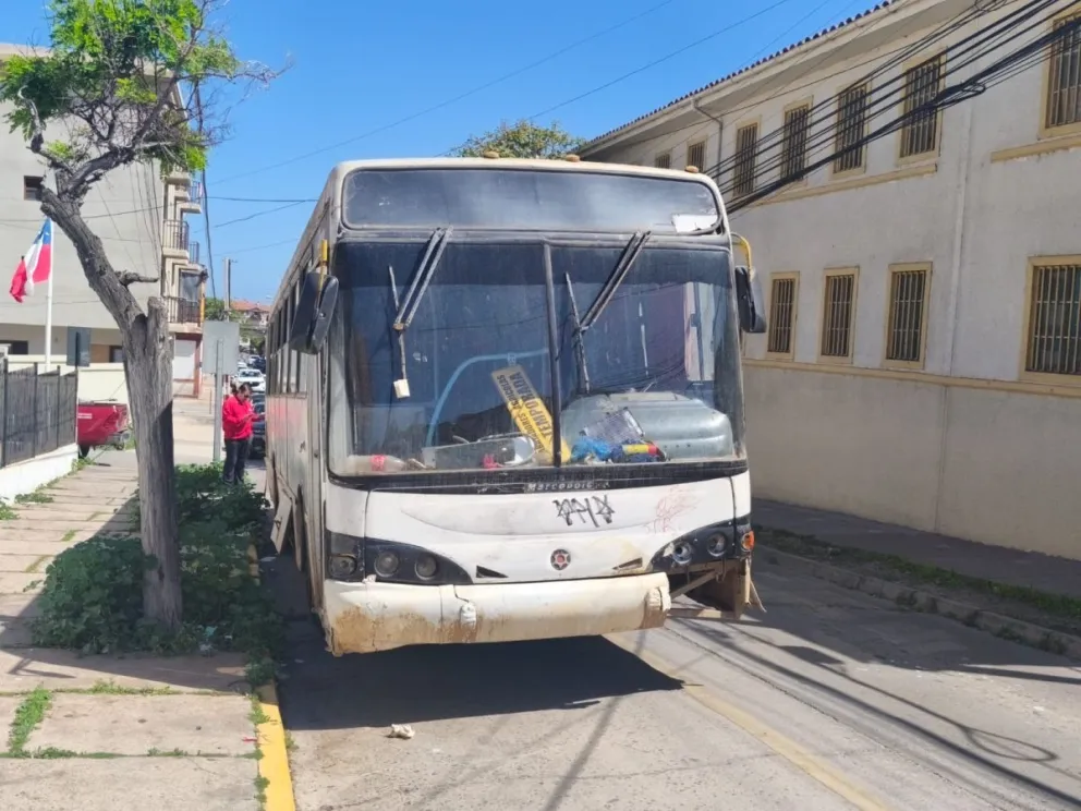foco-de-incivilidades-y-delitos:-retiraran-bus-abandonado-en-pleno-casco-historico-de-la-serena