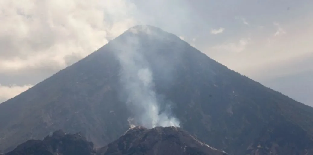 volcan-santiaguito-mantiene-emision-de-ceniza-tras-sismo-registrado-este-martes