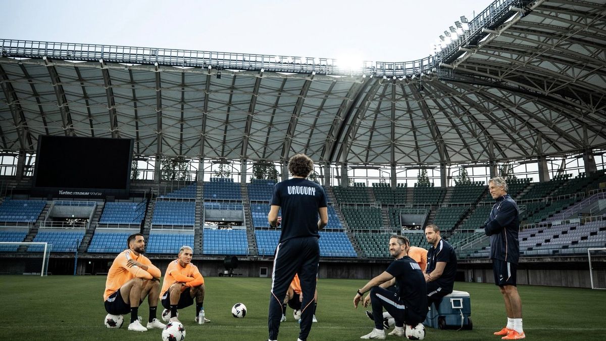 diego-forlan-prepara-su-estreno-con-la-seleccion-uruguaya-en-japon:-los-futbolistas-que-llegaron-y-los-que-faltan,-a-dos-dias-del-debut-del-entrenador