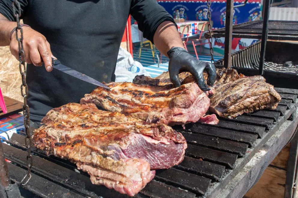 pesadez-e-hinchazon-tras-fiestas-patrias:-expertos-explican-como-volver-a-la-rutina-sin-caer-en-dietas-restrictivas