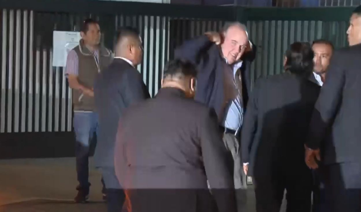 rafael-lopez-aliaga-llega-al-debate-municipal:-asi-fue-el-ingreso-del-lider-de-renovacion-popular