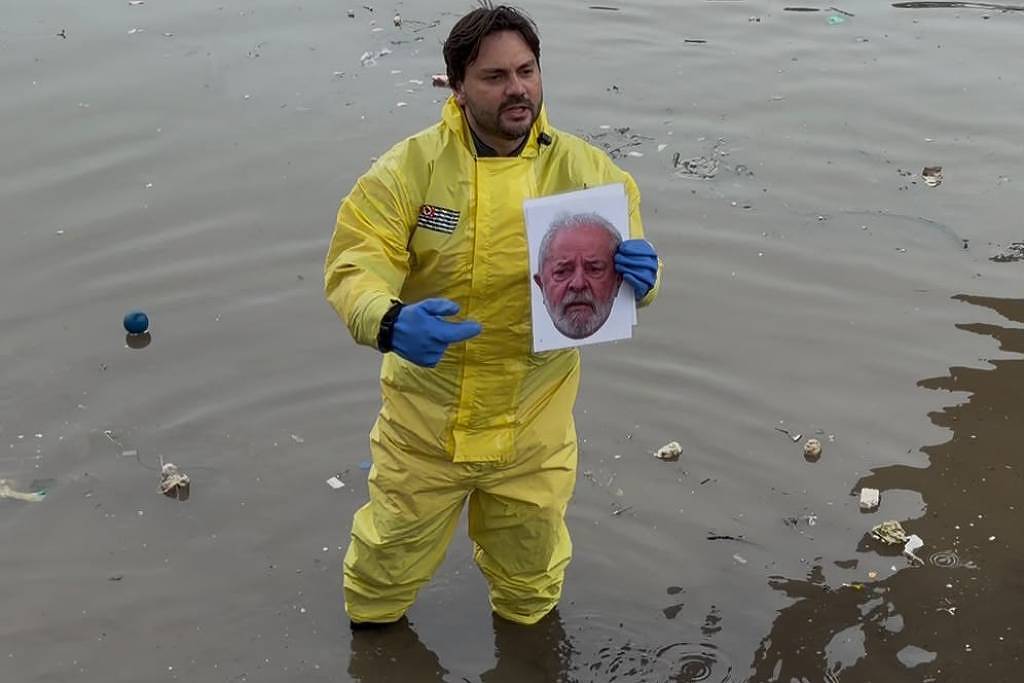 candidato-entra-no-rio-tiete-para-protestar-contra-poluicao-e-corrupcao