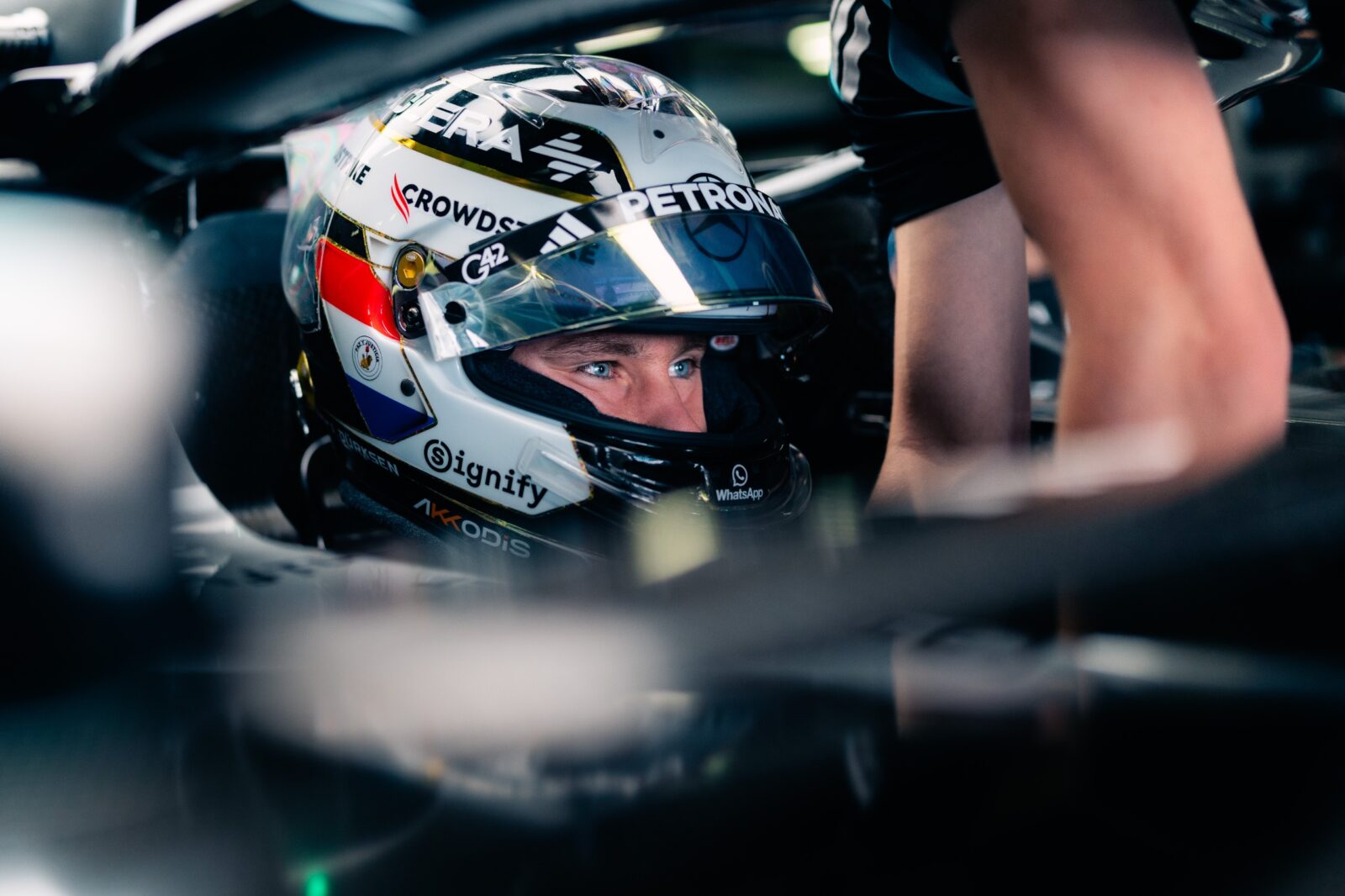 joshua-sigue-escribiendo-historia-y-ya-manejo-un-coche-de-formula-1