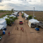 em-area-vigiada-por-jaguncos-e-pms-na-amazonia,-acampados-esperam-acessar-terra-na-vespera-da-eleicao