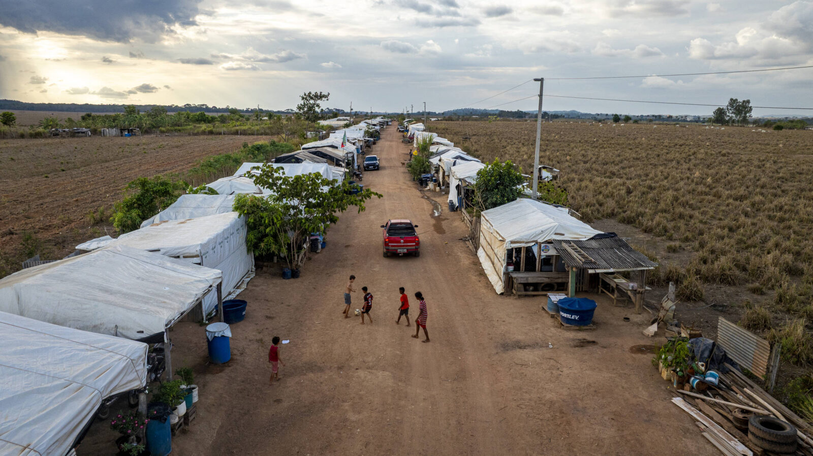 em-area-vigiada-por-jaguncos-e-pms-na-amazonia,-acampados-esperam-acessar-terra-na-vespera-da-eleicao