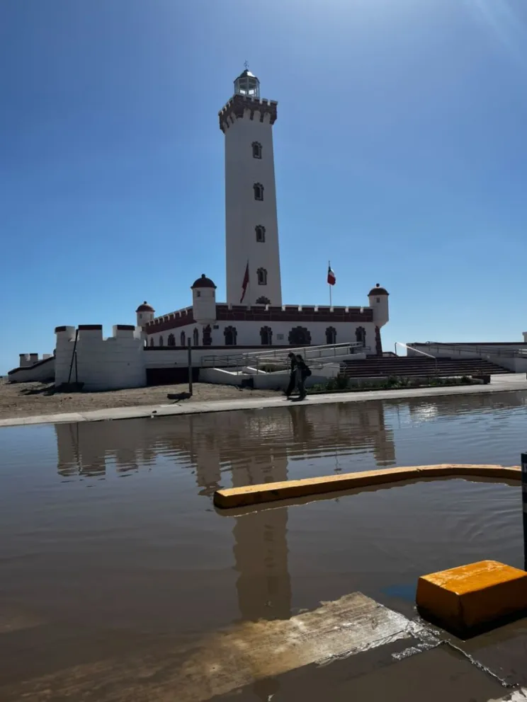 rotura-de-matriz-provoca-gran-acumulacion-de-agua-en-las-cercanias-de-la-avenida-del-mar