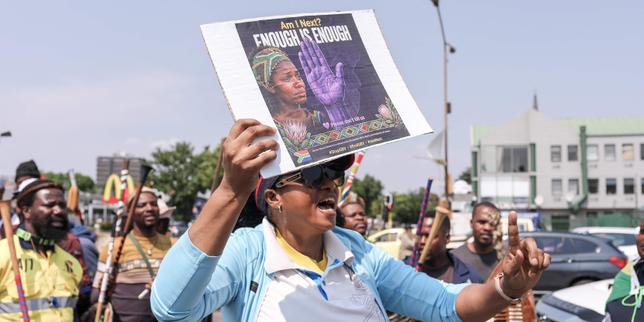 en-afrique-du-sud,-11 morts-dans-l’attaque-d’une-maison-a-durban ;-le-pays-« en-etat-de-choc-et-de-deuil »