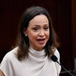 maria-corina-tenta-voltar-a-venezuela-enquanto-delcy-se-reune-com-trump,-mas-e-barrada,-diz-assessor