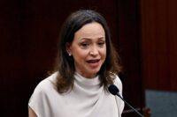 maria-corina-tenta-voltar-a-venezuela-enquanto-delcy-se-reune-com-trump,-mas-e-barrada,-diz-assessor