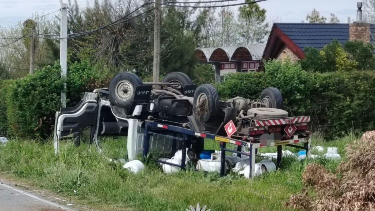 choque-entre-tres-camiones-y-una-camioneta-termino-con-un-vuelco-en-canelones:-dos-personas-resultaron-heridas