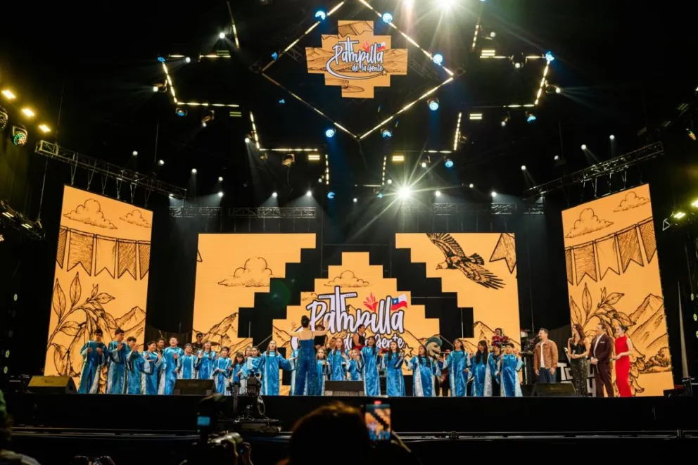 coro-infantil-del-colegio-francisco-palau-emociono-al-publico-en-el-cierre-de-la-pampilla