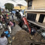 nuevo-socavon-en-colonia-pablo-vi,-mixco,-deja-camion-cisterna-atrapado