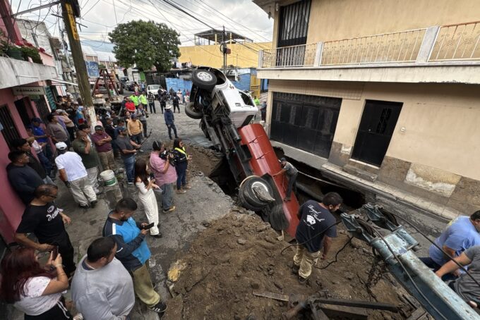 nuevo-socavon-en-colonia-pablo-vi,-mixco,-deja-camion-cisterna-atrapado