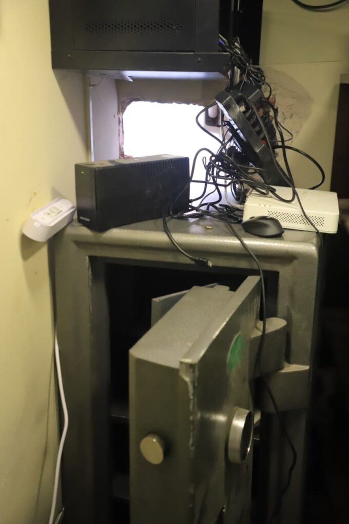 roban-caja-fuerte-con-500-palos-hyepeype-de-joyeria