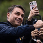 flavio-bolsonaro-viajou-dos-eua-ao-brasil-em-2025-em-jato-de-vorcaro,-diz-revista