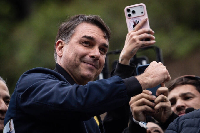 flavio-bolsonaro-viajou-dos-eua-ao-brasil-em-2025-em-jato-de-vorcaro,-diz-revista