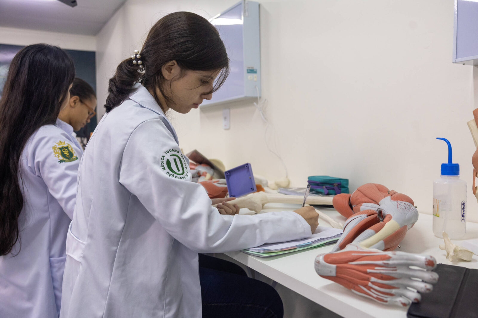dona-da-estacio-incorpora-afya-e-cria-gigante-do-ensino-medico-no-pais