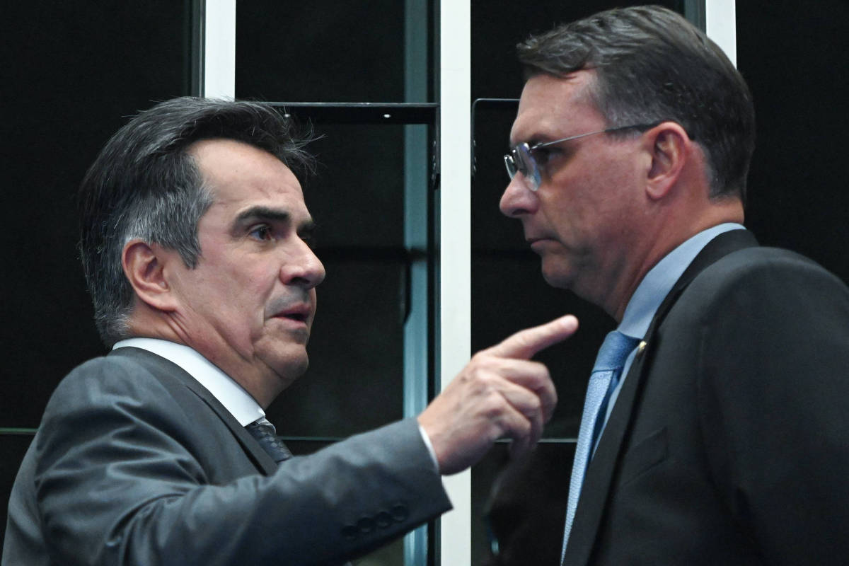 flavio-bolsonaro-procura-uniao-pp,-que-avalia-apoio-no-2o-turno-com-garantia-para-alcolumbre-no-senado