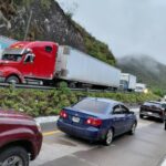 viajeros-llevan-horas-atrapados-en-la-ruta-al-atlantico-tras-accidente-que-dejo-fallecidos