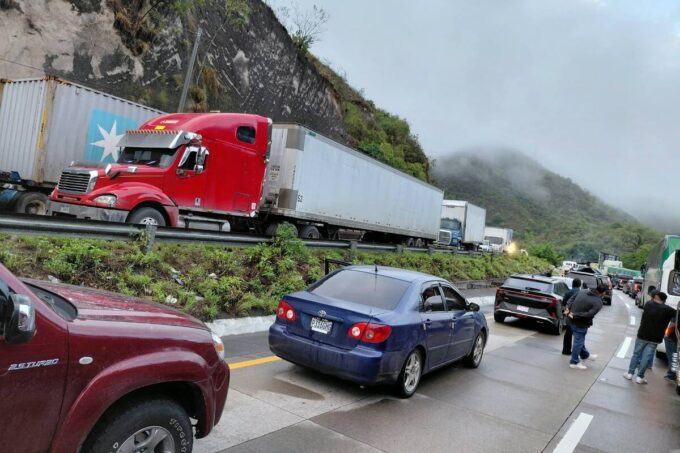 viajeros-llevan-horas-atrapados-en-la-ruta-al-atlantico-tras-accidente-que-dejo-fallecidos
