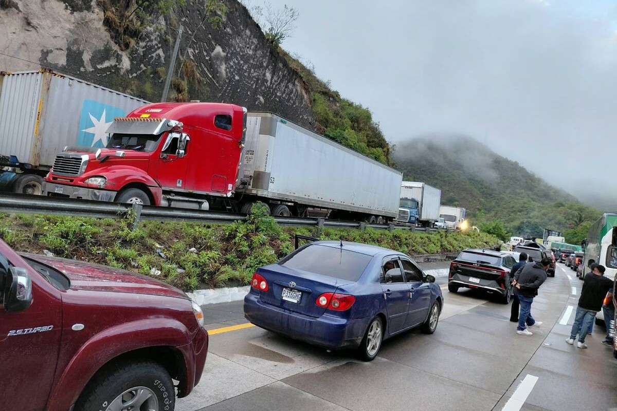 viajeros-llevan-horas-atrapados-en-la-ruta-al-atlantico-tras-accidente-que-dejo-fallecidos