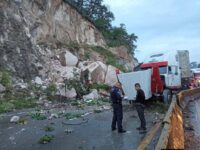 derrumbe-y-accidente-complican-la-ruta-al-atlantico-y-generan-largas-filas