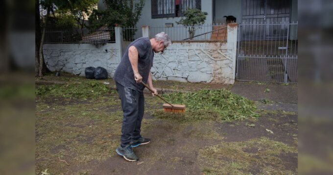prefeitura-pede-ajuda-aos-moradores-para-limpar-calcadas-e-bueiros-apos-vendaval
